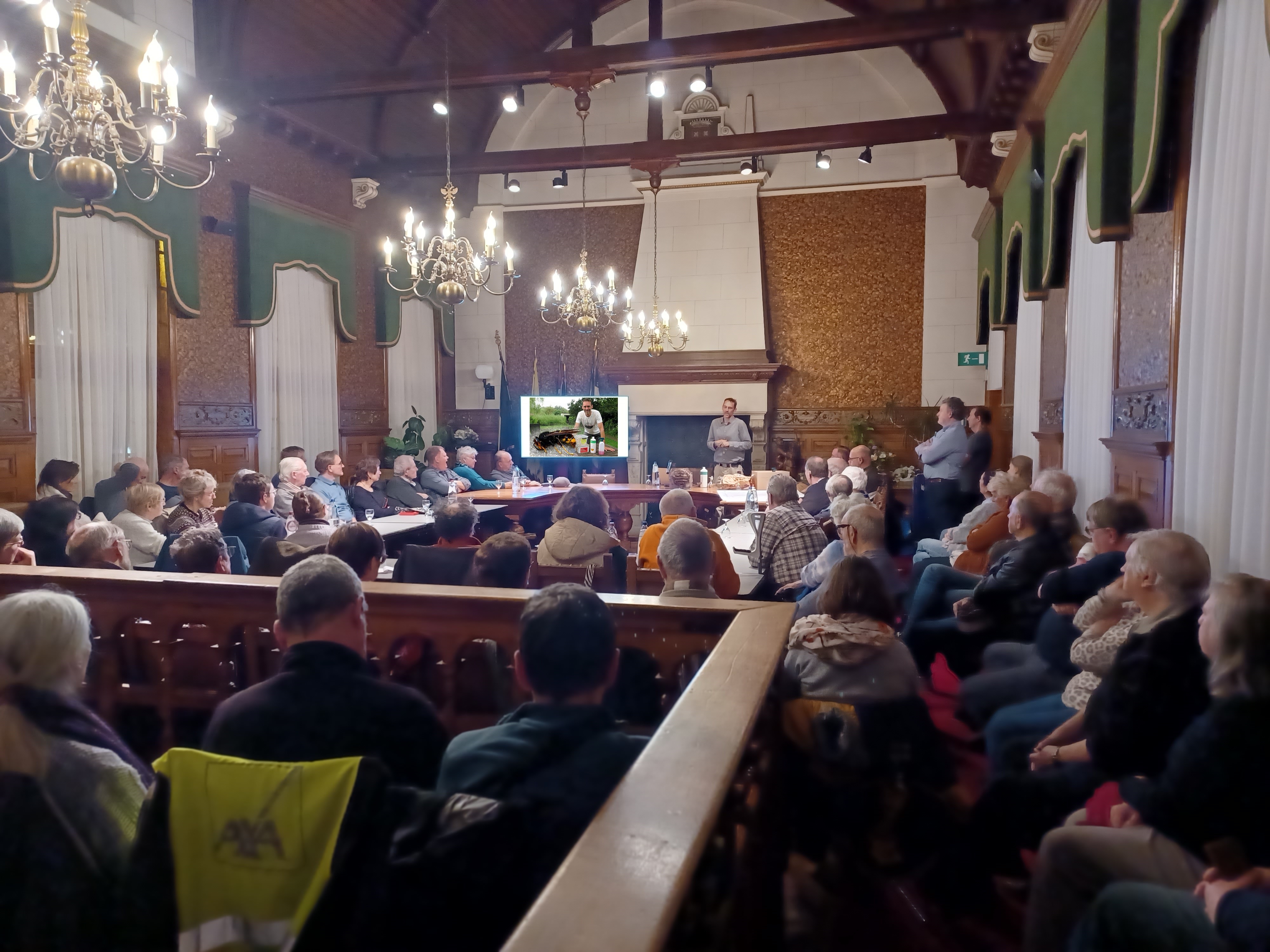 sfeerbeeld van die avond in de raadzaal